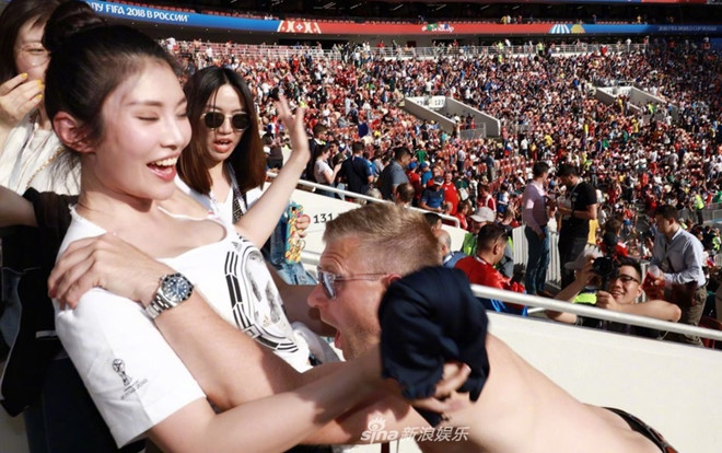 Sao nữ TQ hốt hoảng vì bị quấy rối trên khán đài World Cup