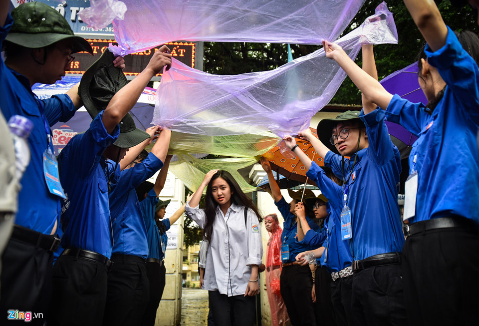 Cha mẹ ngóng đợi con trong mưa ở buổi thi cuối cùng