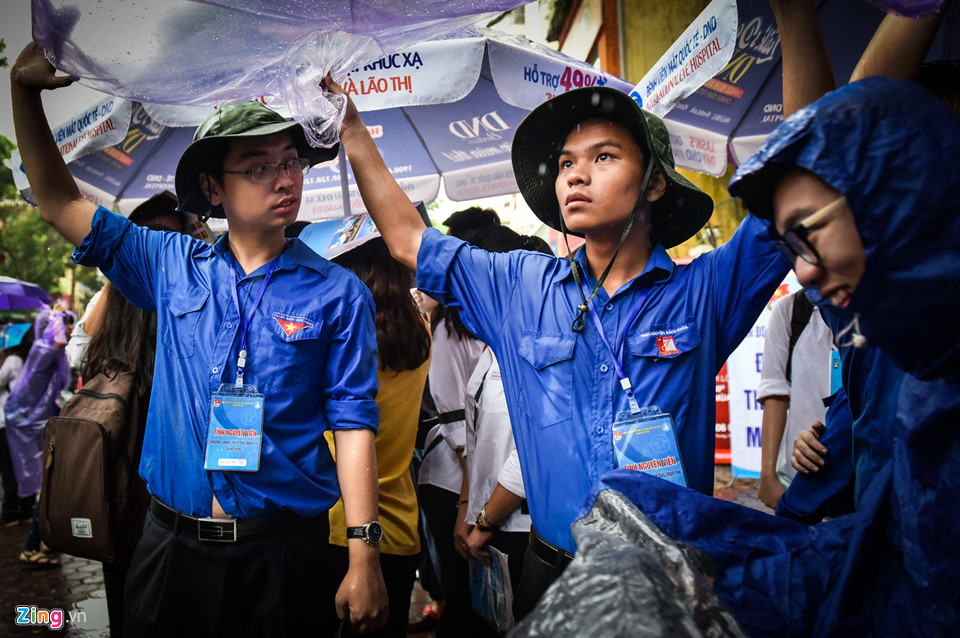 Cha mẹ ngóng đợi con trong mưa ở buổi thi cuối cùng