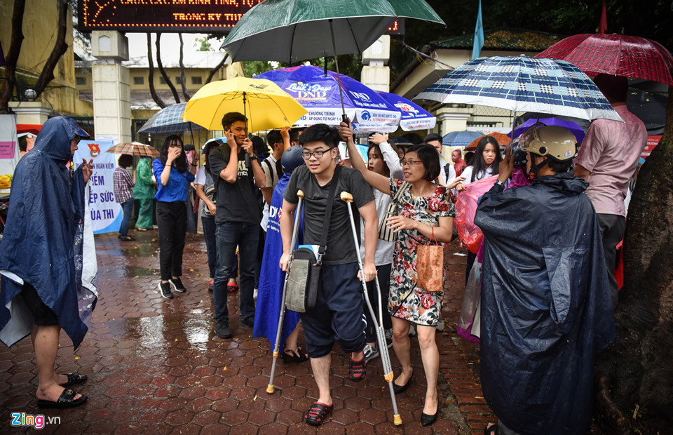 Cha mẹ ngóng đợi con trong mưa ở buổi thi cuối cùng