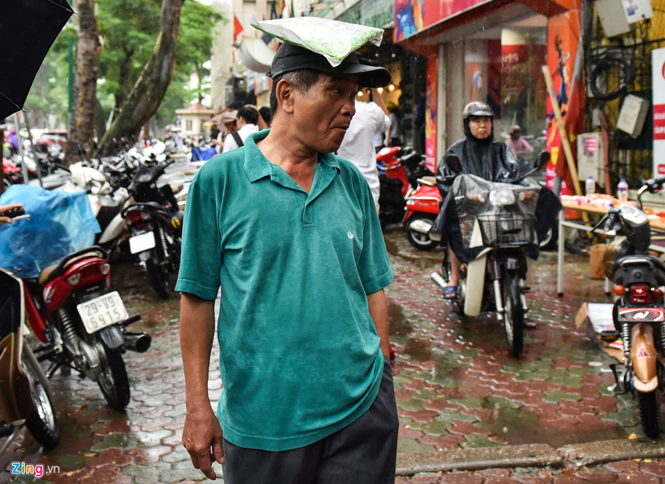 Cha mẹ ngóng đợi con trong mưa ở buổi thi cuối cùng