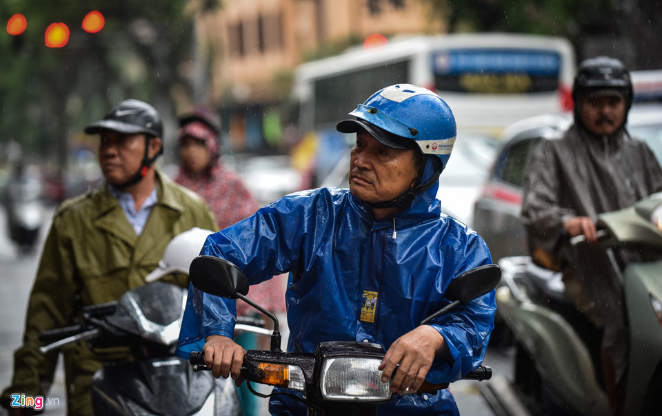 Cha mẹ ngóng đợi con trong mưa ở buổi thi cuối cùng