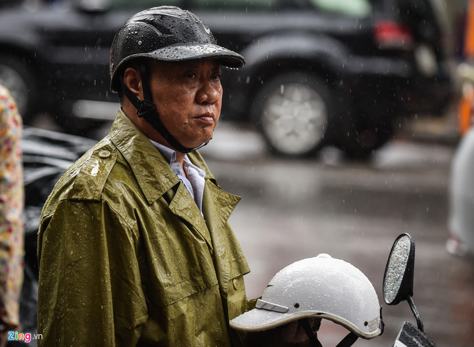 Cha mẹ ngóng đợi con trong mưa ở buổi thi cuối cùng