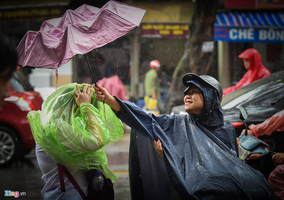 Cha mẹ ngóng đợi con trong mưa ở buổi thi cuối cùng