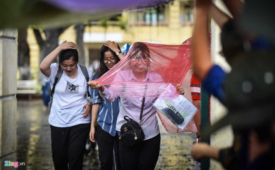 Cha mẹ ngóng đợi con trong mưa ở buổi thi cuối cùng
