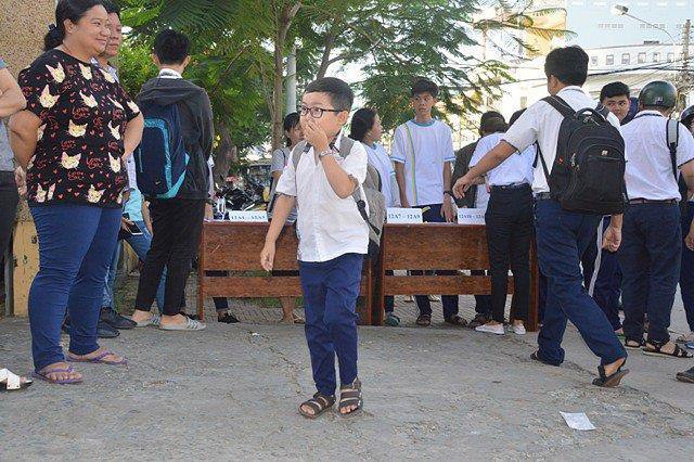 Sĩ tử 18 tuổi cao tròn 1 mét đi thi THPT Quốc gia tại Sóc Trăng