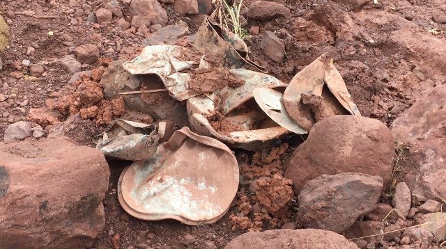 Lũ kinh hoàng ở miền Bắc: Người đàn ông vừa khóc vừa dùng tay bới đất đá tìm vợ con