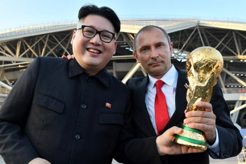 Bản sao Kim Jong-un, Putin bất ngờ xuất hiện ở World Cup