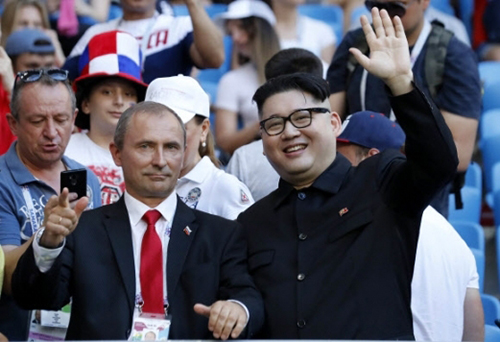 Bản sao Kim Jong-un, Putin bất ngờ xuất hiện ở World Cup