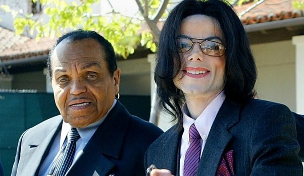 Cha Michael Jackson qua đời ngay sau ngày giỗ thứ 9 của con trai