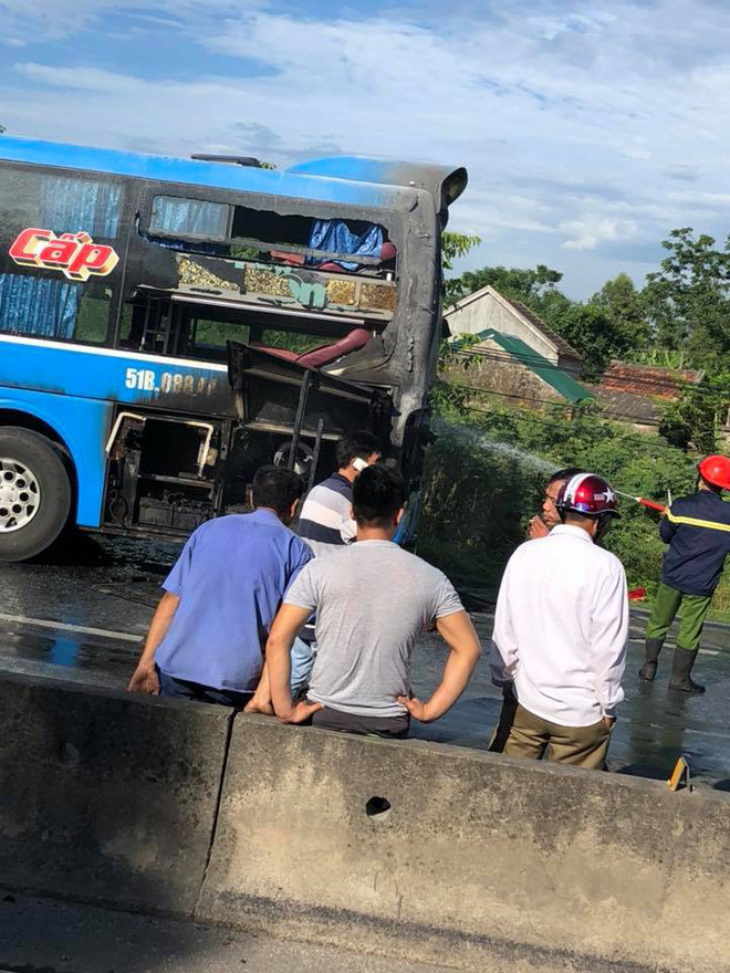 Hà Tĩnh: Xe khách giường nằm bất ngờ cháy dữ dội, 40 hành khách thoát chết