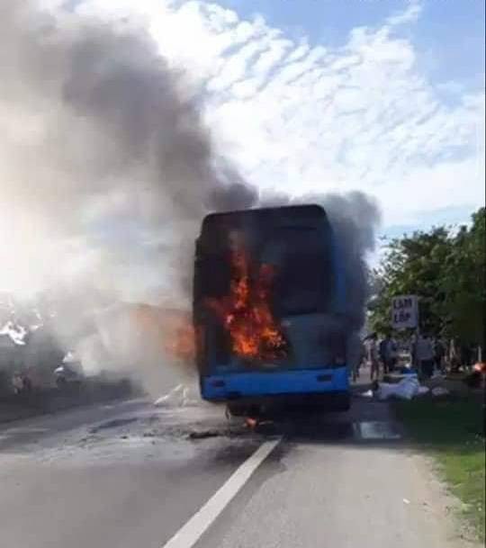 Hà Tĩnh: Xe khách giường nằm bất ngờ cháy dữ dội, 40 hành khách thoát chết