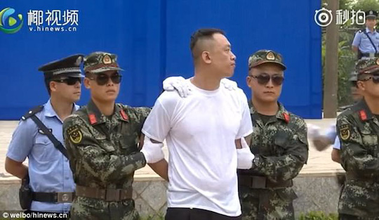 Trung Quốc: Xử bắn tội phạm ma túy trước mặt học sinh