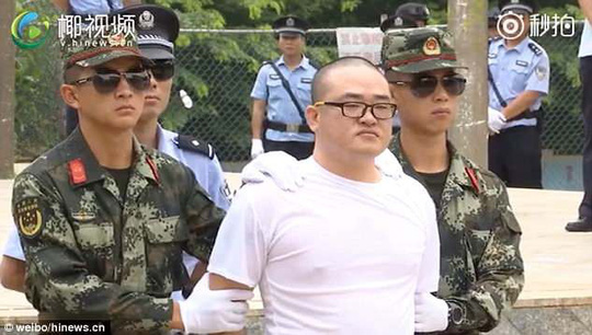 Trung Quốc: Xử bắn tội phạm ma túy trước mặt học sinh