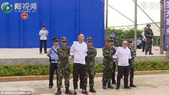 Trung Quốc: Xử bắn tội phạm ma túy trước mặt học sinh