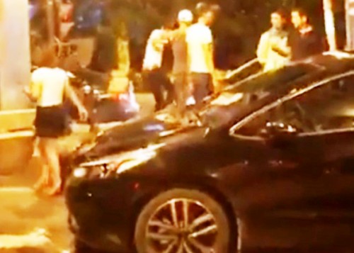 Phản đối trạm BOT đặt sai vị trí, nam tài xế bị người lạ hành hung