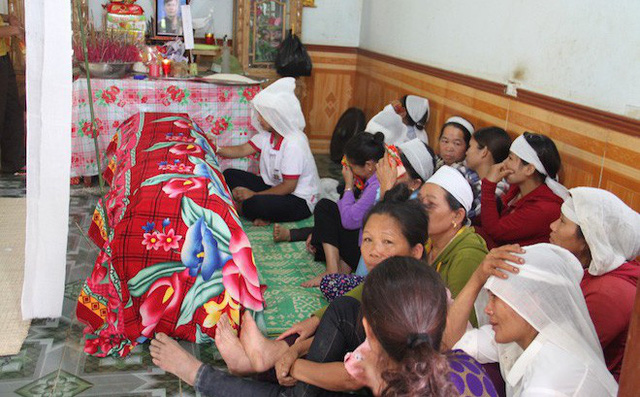 Vụ điện giật khiến 4 người trong họ tử vong: Nhóm công nhân đứng làm dưới lưới điện Vụ điện giật khiến 4 người trong họ tử vong: Nhóm công nhân đứng làm dưới lưới điện