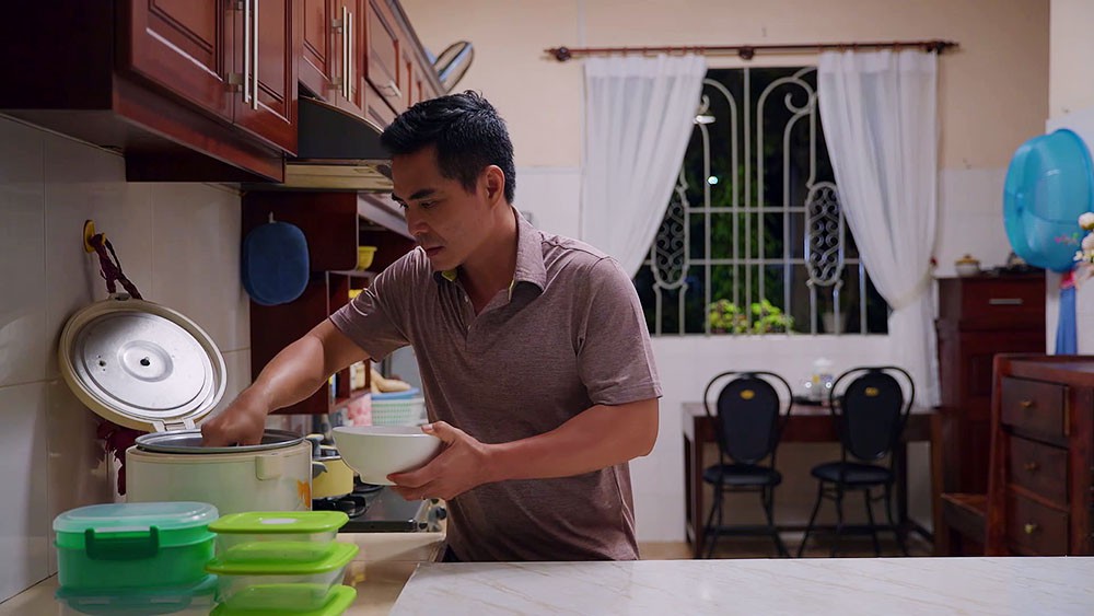 Gạo Nếp Gạo Tẻ tập 23: Khán giả rớt nước mắt khi doanh nhân Kiệt ngày nào giờ ăn cơm thừa canh cặn nơi xó bếp Gạo Nếp Gạo Tẻ tập 23: Khán giả rớt nước mắt khi doanh nhân Kiệt ngày nào giờ ăn cơm thừa canh cặn nơi xó bếp