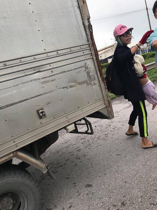 Hot girl Bella lại xuất hiện ở Thường Tín, tay xách cổ con, mắng người xung quanh chúng nó định cướp con tôi