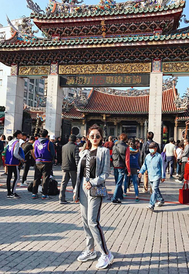 Hot girl Milan Phạm và những bức hình check-in nóng bỏng khắp thế giới