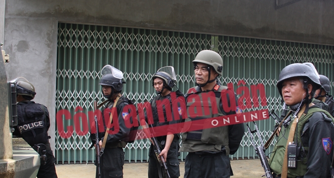 Hình ảnh từ hiện trường vụ đấu súng nghẹt thở với trùm ma túy ở Lóng Luông