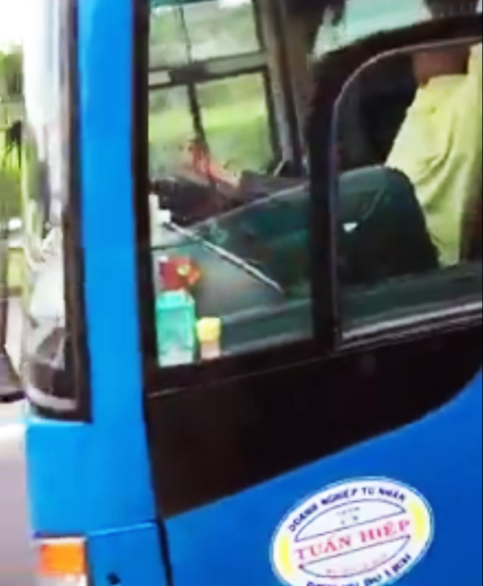 Uỷ ban ATGT Quốc gia yêu cầu xử lý nghiêm tài xế lái xe bằng chân