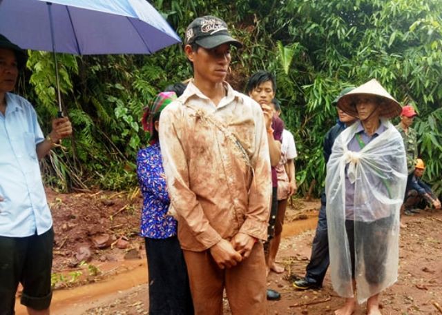 Lũ kinh hoàng ở miền Bắc: Người đàn ông vừa khóc vừa dùng tay bới đất đá tìm vợ con