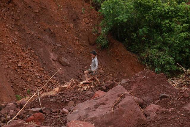 Lũ kinh hoàng ở miền Bắc: Người đàn ông vừa khóc vừa dùng tay bới đất đá tìm vợ con