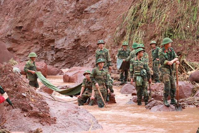 Lũ kinh hoàng ở miền Bắc: Người đàn ông vừa khóc vừa dùng tay bới đất đá tìm vợ con