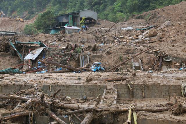 Lũ kinh hoàng ở miền Bắc: Người đàn ông vừa khóc vừa dùng tay bới đất đá tìm vợ con