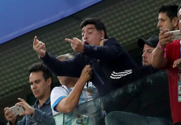 Maradona sẽ trả giá đắt sau hành động giơ ‘ngón tay thối’?