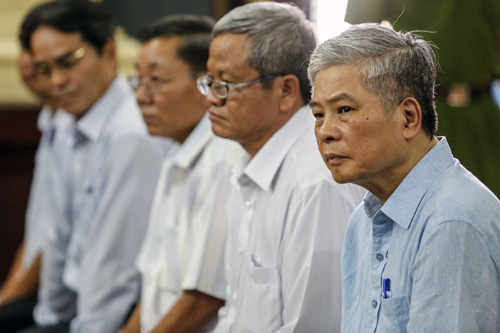 Cựu phó thống đốc Đặng Thanh Bình nghẹn giọng xin án nhẹ cho đồng nghiệp