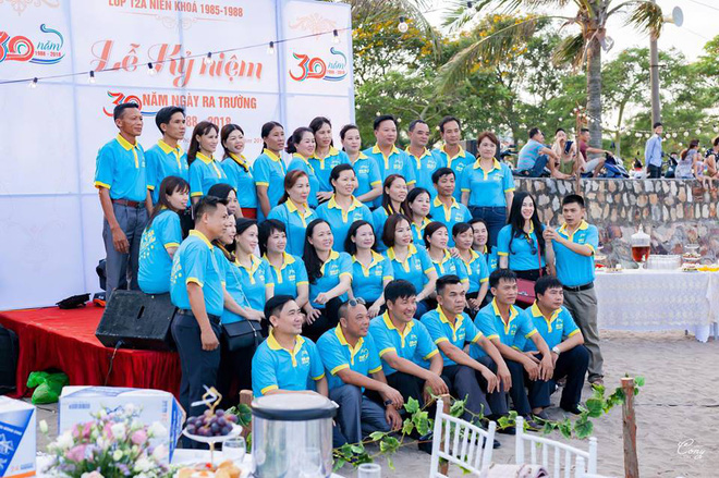 Bộ kỷ yếu kỷ niệm tình bạn 30 năm gây sốt mạng, thú vị hơn là do chính con trai một cặp đôi chụp tại nơi tình yêu bắt đầu