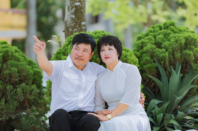 Bộ kỷ yếu kỷ niệm tình bạn 30 năm gây sốt mạng, thú vị hơn là do chính con trai một cặp đôi chụp tại nơi tình yêu bắt đầu