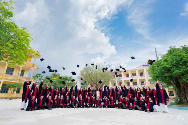 Bộ kỷ yếu kỷ niệm tình bạn 30 năm gây sốt mạng, thú vị hơn là do chính con trai một cặp đôi chụp tại nơi tình yêu bắt đầu