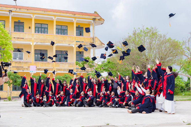 Bộ kỷ yếu kỷ niệm tình bạn 30 năm gây sốt mạng, thú vị hơn là do chính con trai một cặp đôi chụp tại nơi tình yêu bắt đầu