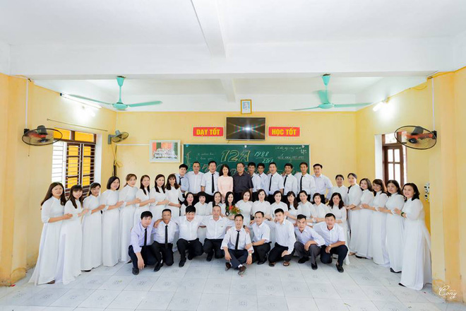 Bộ kỷ yếu kỷ niệm tình bạn 30 năm gây sốt mạng, thú vị hơn là do chính con trai một cặp đôi chụp tại nơi tình yêu bắt đầu