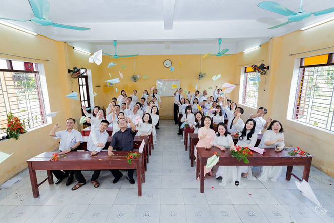 Bộ kỷ yếu kỷ niệm tình bạn 30 năm gây sốt mạng, thú vị hơn là do chính con trai một cặp đôi chụp tại nơi tình yêu bắt đầu