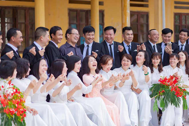 Bộ kỷ yếu kỷ niệm tình bạn 30 năm gây sốt mạng, thú vị hơn là do chính con trai một cặp đôi chụp tại nơi tình yêu bắt đầu