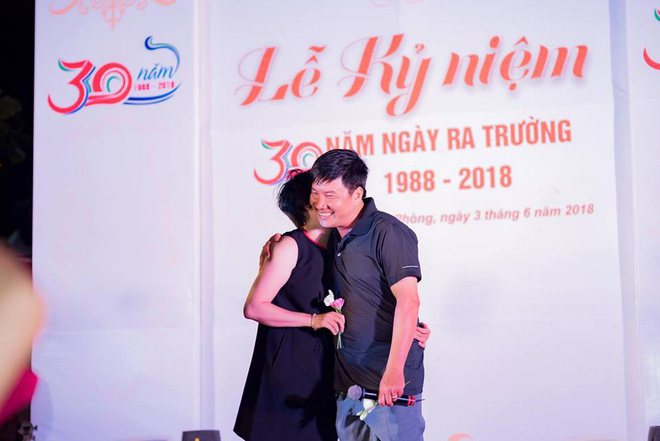 Bộ kỷ yếu kỷ niệm tình bạn 30 năm gây sốt mạng, thú vị hơn là do chính con trai một cặp đôi chụp tại nơi tình yêu bắt đầu