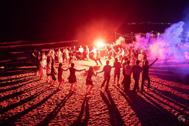 Bộ kỷ yếu kỷ niệm tình bạn 30 năm gây sốt mạng, thú vị hơn là do chính con trai một cặp đôi chụp tại nơi tình yêu bắt đầu