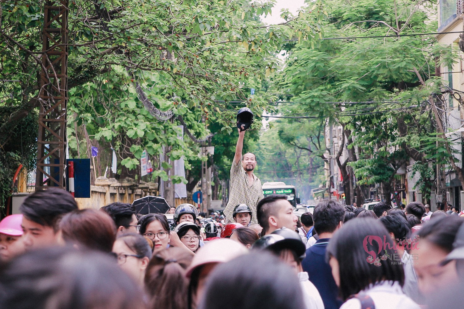 Bức ảnh lưng áo bố đẫm nước mưa vì lo che ô cho con vào phòng thi: Cả đời này, bố mẹ sẽ luôn đợi chúng ta!