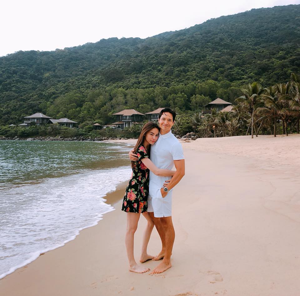 Khoảnh khắc tình bể bình: Kim Lý say sưa ngắm nhìn Hà Hồ trong sự kiện