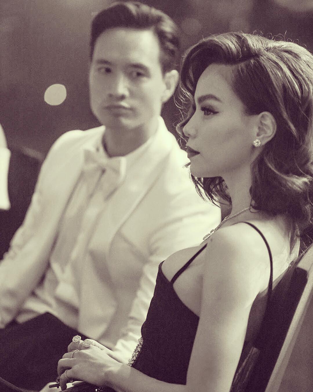 Khoảnh khắc tình bể bình: Kim Lý say sưa ngắm nhìn Hà Hồ trong sự kiện