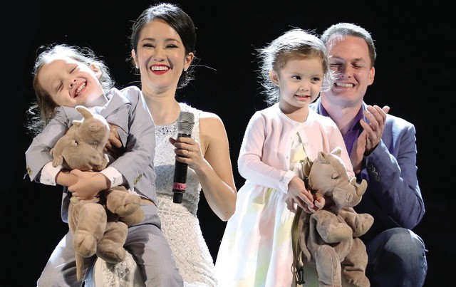 Ca sĩ Hồng Nhung bất ngờ tuyên bố đã ly hôn với chồng ngoại quốc sau 8 năm vợ chồng