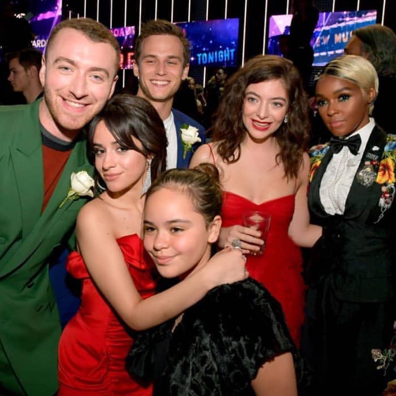 Sam Smith và mỹ nam 13 Reasons Why làm triệu trái tim tan vỡ khi chia tay sau 9 tháng hẹn hò