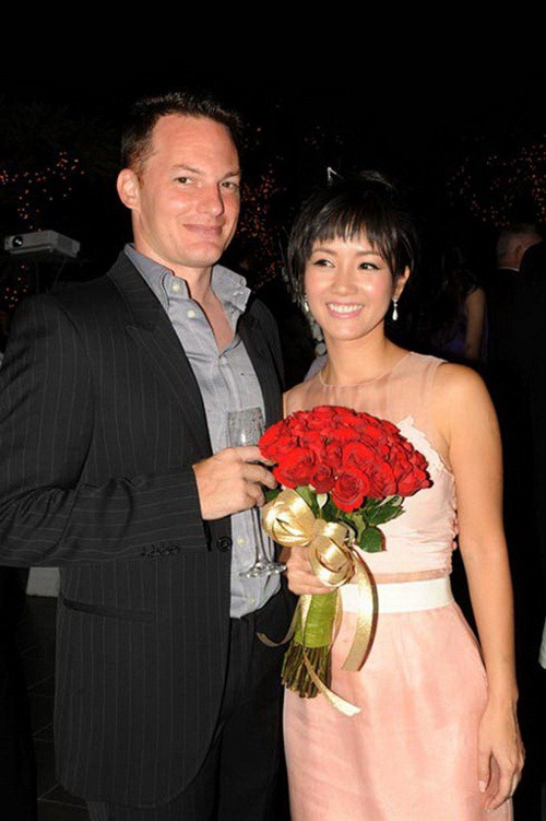 Cuộc sống của Hồng Nhung và chồng tây kém 3 tuổi trước khi tuyên bố ly hôn như thế nào?
