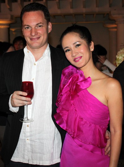 Cuộc sống của Hồng Nhung và chồng tây kém 3 tuổi trước khi tuyên bố ly hôn như thế nào?