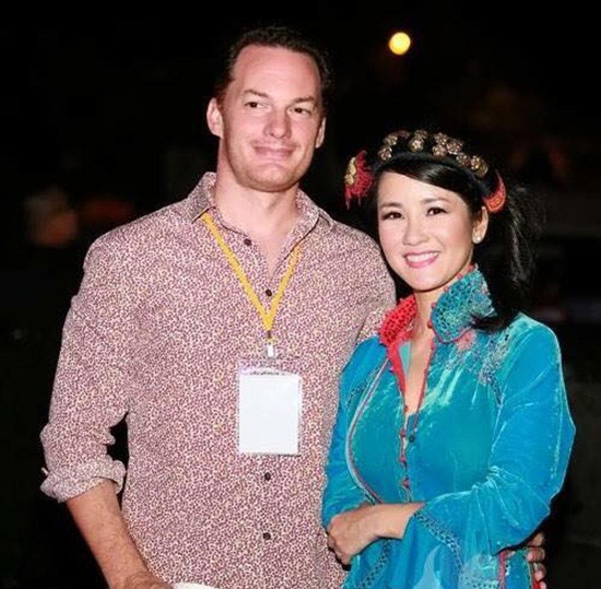 Cuộc sống của Hồng Nhung và chồng tây kém 3 tuổi trước khi tuyên bố ly hôn như thế nào?