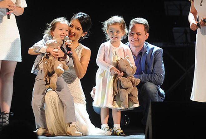 Cuộc sống của Hồng Nhung và chồng tây kém 3 tuổi trước khi tuyên bố ly hôn như thế nào?